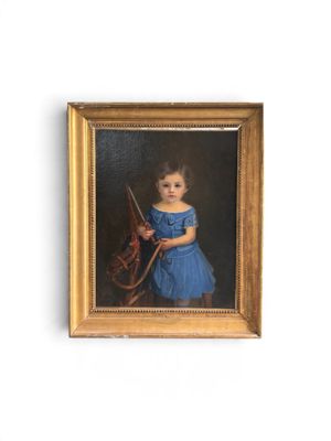 portrait d'une jeune fille en robe bleue tenant un violon