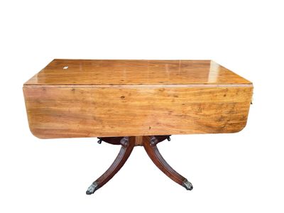 une vieille table en bois avec un plateau en verre sur fond blanc