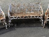 trois chaises qui sont assises l'une à côté de l'autre