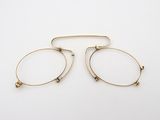 une paire de boucles d'oreilles en or sur fond blanc