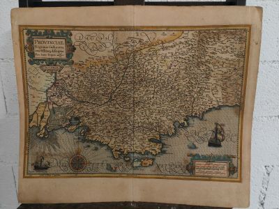 une vieille carte de l'Angleterre accrochée au mur