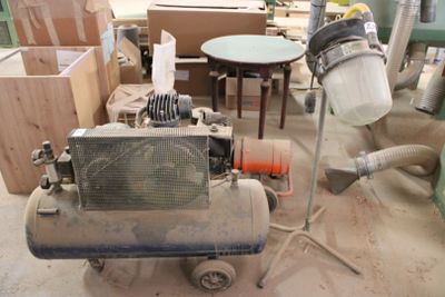 un petit compresseur d'air posé au milieu d'une pièce