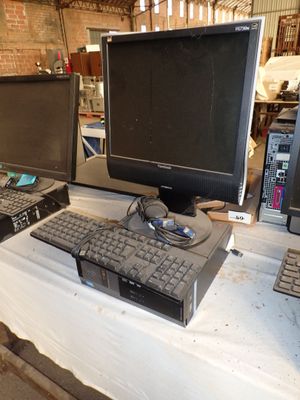 deux écrans d'ordinateur et un clavier posés sur une table