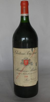 une bouteille de vin posée sur une table