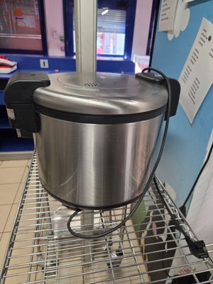 une grande casserole posée sur une étagère en fil de fer dans une cuisine