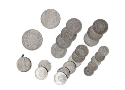 de nombreuses pièces d'argent posées sur une surface blanche