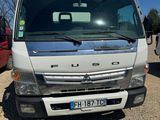 un camion blanc garé dans un parking