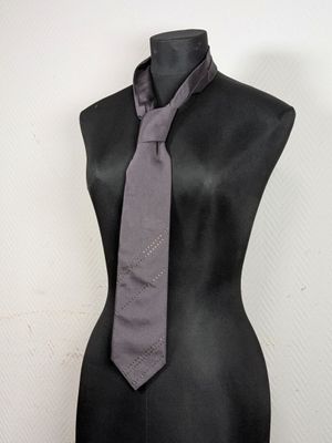 une image représentant un mannequin portant une cravate