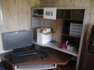 un bureau d'ordinateur équipé d'un clavier et d'un écran
