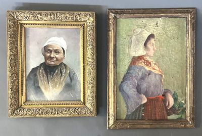 Deux portraits encadrés, représentant un homme et une femme, sont accrochés au mur.