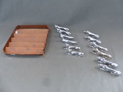 un plateau avec six figurines de chevaux en argent et un plateau avec six chevaux en argent