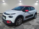 une voiture blanche de marque Citrole garée sur un sol à damier