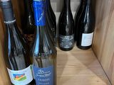 de nombreuses bouteilles de vin sur une étagère dans un magasin