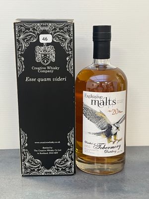 une photo d'une bouteille de whisky de malt de 20 ans d'âge à côté d'une boîte