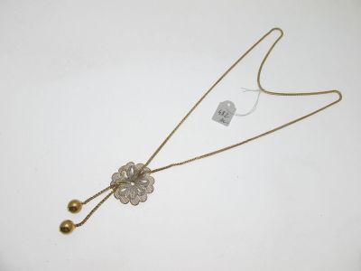 gros plan d'un collier sur une surface blanche avec une étiquette