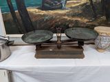 une photo d'un tableau posé sur une table sur laquelle se trouve une balance