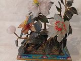 un petit vase contenant des fleurs, posé sur une table
