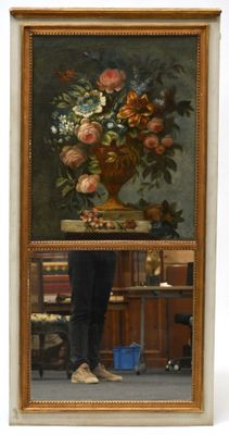 un tableau représentant une femme debout devant un vase de fleurs