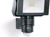 une image montrant un gros plan d'une lampe fixée au mur