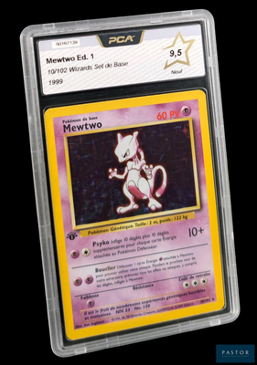 un gros plan d'une carte à collectionner Pokémon sur fond noir
