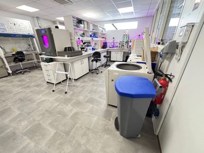 une image représentant un laboratoire avec une poubelle bleue