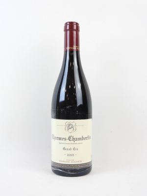une bouteille de vin rouge posée sur une table blanche