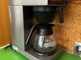 une cafetière posée sur le comptoir d'une cuisine