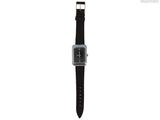 une image représentant une montre-bracelet avec un bracelet noir sur fond blanc
