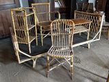 plusieurs chaises et une table dans une pièce où se trouve une bibliothèque