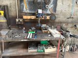 un établi avec des outils dans un garage