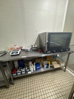 une photo d'une cuisine avec un micro-ondes et un plan de travail
