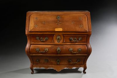 une petite commode en bois surmontée d'un tiroir
