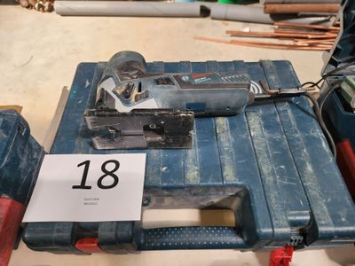 une photo d'une mallette à outils bleue sur laquelle figure le chiffre 18
