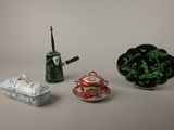trois types différents d'objets en porcelaine posés sur une table