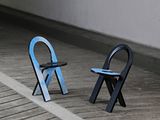 two chairs that are sitting in the middle of a room