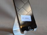 un téléphone portable posé sur un support, avec un mot dessus