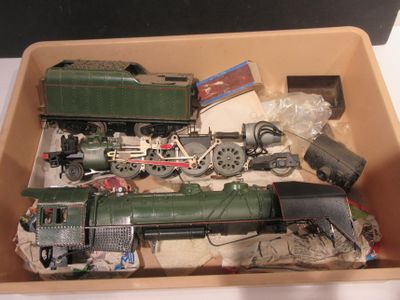 une boîte contenant un petit train et d'autres objets