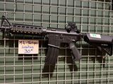 un pistolet accroché à une clôture métallique devant un immeuble