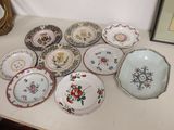 plusieurs assiettes posées sur une table