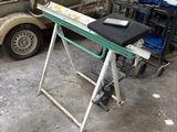 une photo d'un établi dans un garage, avec un camion en arrière-plan