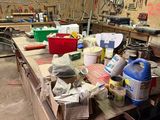 un établi dans un atelier, sur lequel sont posés de nombreux outils