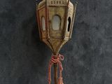 une petite lampe fixée au sommet d'un poteau en bois
