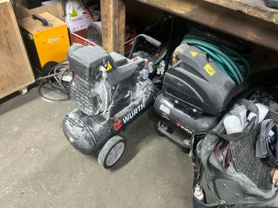 deux tondeuses à gazon rangées l'une à côté de l'autre dans un garage