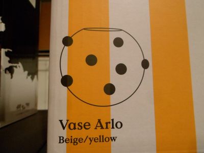 un sac sur lequel figure l'image d'un objet jaune et blanc