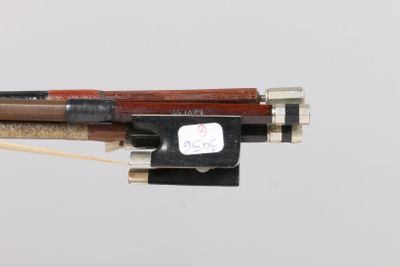 Lot de trois archets, toutes tailles, tous bois, en l'état.