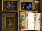 une boîte remplie de tableaux et de photos accrochées au mur