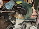 une machine posée sur une table