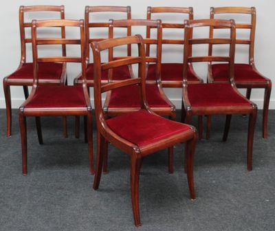 lot de six chaises de salle à manger en acajou, avec assise rembourrée de velours rouge