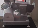 une machine posée sur le comptoir d'une cuisine