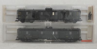 deux wagons posés côte à côte sur une table